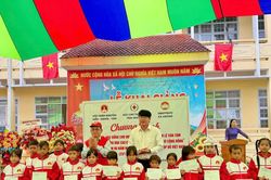 Trao tặng gần 540 suất quà, học bổng cho học sinh xã Krong