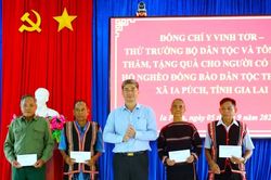 Thứ trưởng Bộ Dân tộc và Tôn giáo Y Vinh Tơr thăm, tặng quà người có uy tín tại xã biên giới Ia Púch