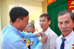 Trao, truy tặng Huy hiệu Đảng cho nhiều đảng viên có quá trình cống hiến