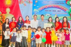 Trao 55 bộ bàn ghế mầm non và học bổng cho học sinh khó khăn
