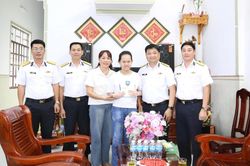 Vùng 4 Hải quân tặng quà con quân nhân nhân dịp khai giảng năm học mới
