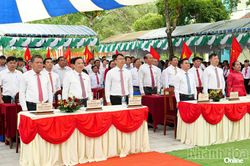 Phó Chủ tịch Quốc hội Nguyễn Khắc Định, Bí thư Tỉnh ủy Trần Phong dự lễ khai giảng năm học mới tại Trường Phổ thông Dân tộc nội trú THCS và THPT Pi Năng Tắc