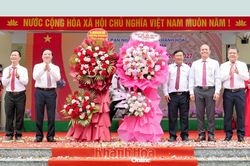 Phó Chủ tịch Quốc hội Nguyễn Khắc Định, Bí thư Tỉnh ủy Trần Phong dự lễ khai giảng năm học mới tại Trường Phổ thông Dân tộc nội trú THCS và THPT Pi Năng Tắc