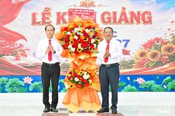 Phó Bí thư Tỉnh ủy Nguyễn Khắc Hà dự lễ khai giảng Trường THPT Hoàng Văn Thụ