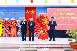 Phó Trưởng đoàn chuyên trách Đoàn Đại biểu Quốc hội tỉnh Lê Hữu Trí dự lễ khai giảng tại Trường THPT Nguyễn Chí Thanh