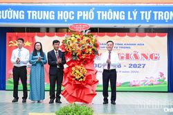 Chủ tịch UBND tỉnh Nguyễn Việt Hùng dự khai giảng năm học mới tại Trường THPT Lý Tự Trọng