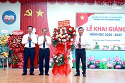 Phó Chủ tịch UBND tỉnh Trần Hòa Nam dự lễ khai giảng năm học mới tại Trường THPT Trần Bình Trọng