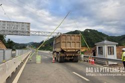 Cảnh báo nguy hiểm khi người dân đi vào cao tốc đang thi công