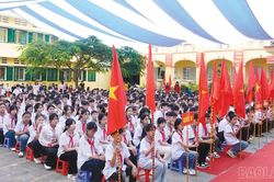 Các đồng chí lãnh đạo tỉnh dự khai giảng, động viên thầy và trò bước vào năm học mới
