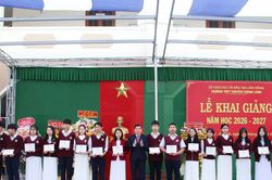 Bí thư Tỉnh ủy Lâm Đồng Y Thanh Hà Niê Kđăm dự lễ khai giảng năm học 2026 - 2027 tại Trường THPT Chuyên Thăng Long