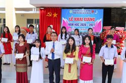 Phó Bí thư Thường trực Tỉnh ủy Lâm Đồng Đặng Hồng Sỹ dự khai giảng tại Trường Phổ thông Dân tộc nội trú