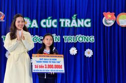 Trao hơn 173 triệu đồng cho nhân vật Hoa cúc trắng nhân ngày khai giảng năm học mới