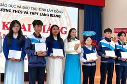 Phường Lang Biang - Đà Lạt tặng thẻ BHYT cho học sinh khó khăn