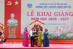 Đồng chí Phó Chủ tịch Quốc hội Nguyễn Thị Thanh và đồng chí Bí thư Tỉnh ủy Trần Huy Tuấn dự khai giảng năm học mới tại điểm cầu Trường THPT chuyên Lương Văn Tụy