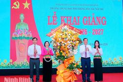 Đồng chí Phó Bí thư Tỉnh ủy, Chủ tịch HĐND tỉnh Lê Quốc Chỉnh dự Lễ khai giảng năm học mới tại Trường THPT Dân tộc nội trú tỉnh Ninh Bình