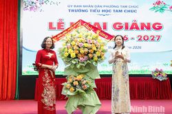 Đồng chí Phó Bí thư Tỉnh ủy, Chủ tịch Uỷ ban MTTQ Việt Nam tỉnh Đinh Thị Lụa dự khai giảng năm học mới tại Trường Tiểu học Tam Chúc