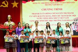 Trao quà của đồng chí Phó Chủ tịch Quốc hội Nguyễn Thị Thanh tặng học sinh tiểu học phường Nam Hoa Lư