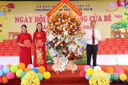 Đồng chí Phó Bí thư Tỉnh uỷ, Trưởng Đoàn ĐBQH tỉnh Mai Văn Tuất thăm, tặng quà các Trường Mầm non tại xã Yên Từ