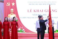 Phó Bí thư Thường trực Tỉnh ủy Bùi Văn Quang dự khai giảng tại Trường Tiểu học Đinh Tiên Hoàng