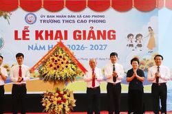 Chủ tịch HĐND tỉnh Bùi Đức Hinh dự khai giảng tại Trường THCS Cao Phong