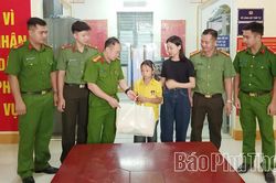 Công an xã Bao La tặng quà học sinh khó khăn trước thềm năm học mới