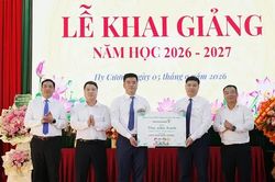 Vietcombank trao tặng Thư viện Xanh và 160 suất học bổng “Cùng em tiến bước”