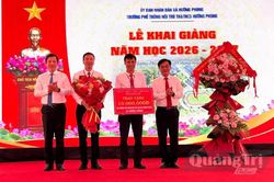Các đồng chí lãnh đạo tỉnh dự lễ khai giảng năm học mới tại Trường phổ thông nội trú tiểu học và THCS Hướng Phùng