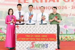 Đồng chí Trưởng ban Tổ chức Tỉnh ủy dự Lễ khai giảng tại Trường Phổ thông nội trú Tiểu học và THCS Phiêng Khoài