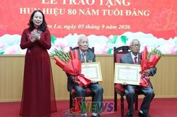 Đồng chí Phó Chủ tịch nước trao tặng Huy hiệu 80 năm tuổi Đảng cho các đảng viên thuộc Đảng bộ tỉnh Sơn La