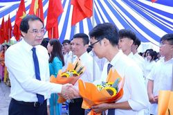 Thường trực Tỉnh ủy Thái Nguyên chúc mừng các nhà trường ngày khai giảng năm học mới
