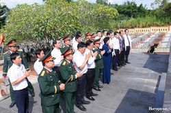Phó Thủ tướng Phạm Thị Thanh Trà tưởng niệm các anh hùng liệt sĩ tại Nghĩa trang A Lưới