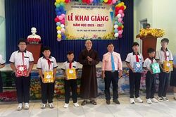 Câu lạc bộ Hạnh Nguyện (TP.HCM) tiếp sức đến trường đầu năm học mới