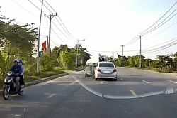 Chuyển hướng thiếu quan sát, tài xế xe máy bị ô tô húc văng lên nắp capo