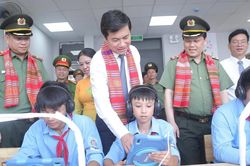 Thứ trưởng Nguyễn Tường Văn trải nghiệm thư viện điện tử cùng học sinh ở Nghệ An