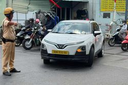 TP.HCM: Xử phạt hàng chục phương tiện vi phạm hành lang an toàn đường sắt