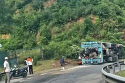 Nghệ An: Ô tô chở máy múc bị lật khi xuống dốc khiến hai người tử vong