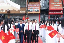 Chủ tịch Quốc hội Trần Thanh Mẫn dự Lễ khai giảng cùng thầy và trò Trường THPT Lê Quý Đôn, Hưng Yên