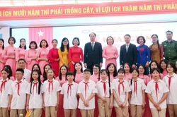 Trưởng Ban Tuyên giáo Thành ủy dự khai giảng tại THCS Nguyễn Văn Huyên