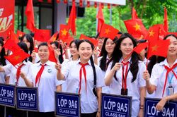 Phía sau cánh cổng trường ngày khai giảng