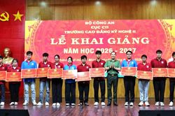 Thứ trưởng Lê Văn Tuyến dự Lễ khai giảng năm học 2026-2027 của Trường Cao đẳng Kỹ nghệ II