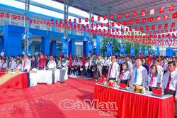 Các đồng chí lãnh đạo tỉnh dự khai giảng năm học mới, chung vui cùng với hơn 397.000 học sinh, sinh viên Cà Mau