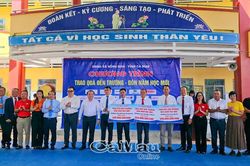 Thứ trưởng Bộ Tài chính Lê Tấn Cận tặng quà năm học mới tại tỉnh Cà Mau