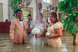 Nhà thờ ngập sâu, nước dâng cao đến eo, cặp đôi vẫn quyết 'lội nước' tổ chức đám cưới: Khung cảnh bên trong khiến nhiều người chú ý