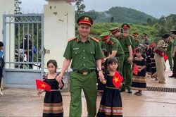 Lễ khai giảng ở xã vùng cao: Công an tiếp sức học sinh Xơ Đăng đến trường