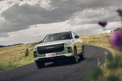 Jaecoo J7 PHEV AWD tăng công suất, giá gần 900 triệu đồng