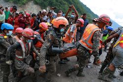 Vật lộn thoát lũ tử thần trong hầm thuỷ điện Nepal, xung quanh toàn xác chết