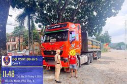 Xe đầu kéo bị tước giấy kiểm định, tài xế vẫn 'vô tư' chạy ngoài đường