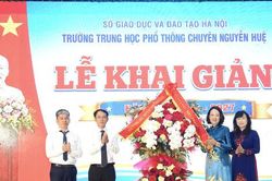 Phó Bí thư Thường trực Thành ủy Nguyễn Trọng Đông dự lễ khai giảng tại Trường THPT chuyên Nguyễn Huệ
