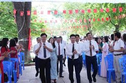 Phó Chủ tịch UBND TP Hà Nội Bùi Duy Cường dự lễ khai giảng tại Trường THPT Thạch Thất