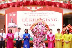 Chủ tịch HĐND thành phố Phùng Thị Hồng Hà dự lễ khai giảng năm học mới tại Trường THCS Hoàng Liệt
